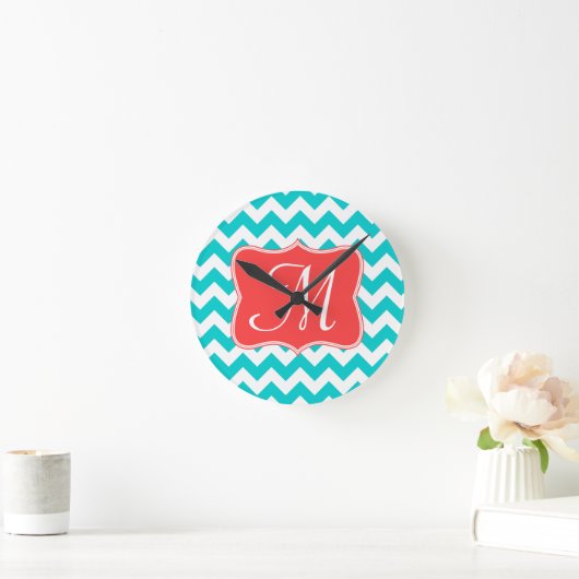 Moderne Aqua Chevron Monogram Initialen wandklok (Huis)