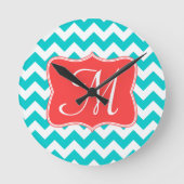Moderne Aqua Chevron Monogram Initialen wandklok (Voorkant)