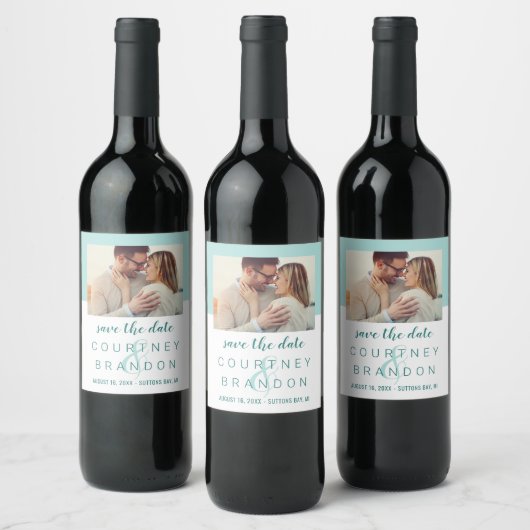 Moderne Aqua Foto Monogram 'Save the Date' Wijn Etiket (Flessen)