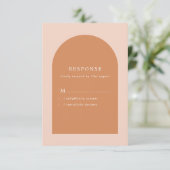 Moderne Arch Blush Pink en Terracotta Wedding RSVP Kaartje (Staand voorkant)