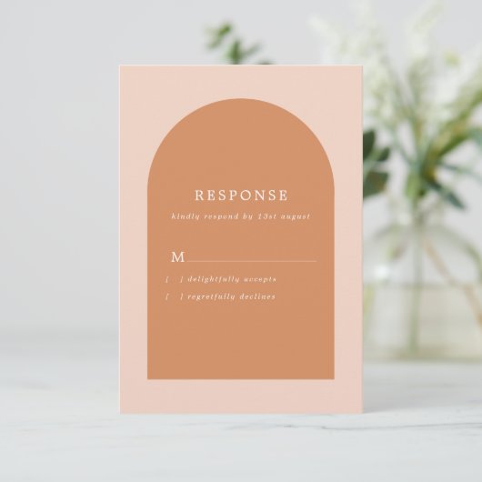 Moderne Arch Blush Pink en Terracotta Wedding RSVP Kaartje (Staand voorkant)