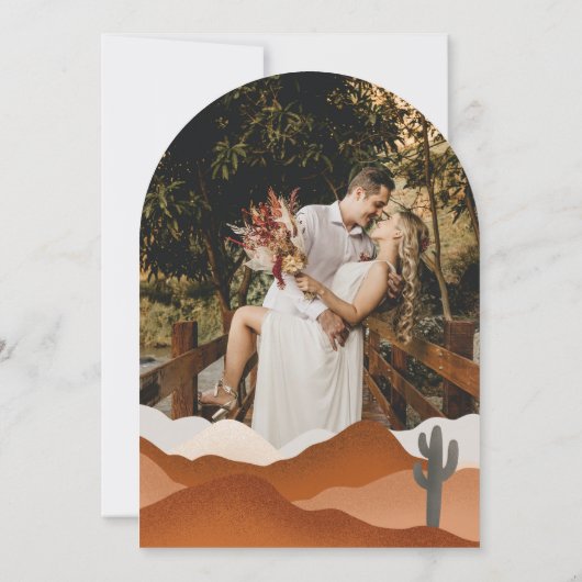 Moderne Arch Boho Desert Mountain Trouwfoto Kaart (Achterkant)