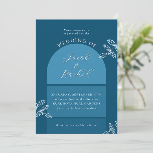 Moderne Arch Branches Elegant Ocean Blue Wedding Kaart (Staand voorkant)