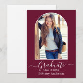 Moderne Arch Calligrafie Foto Burgundy Afstuderen Aankondiging (Voorkant / Achterkant)