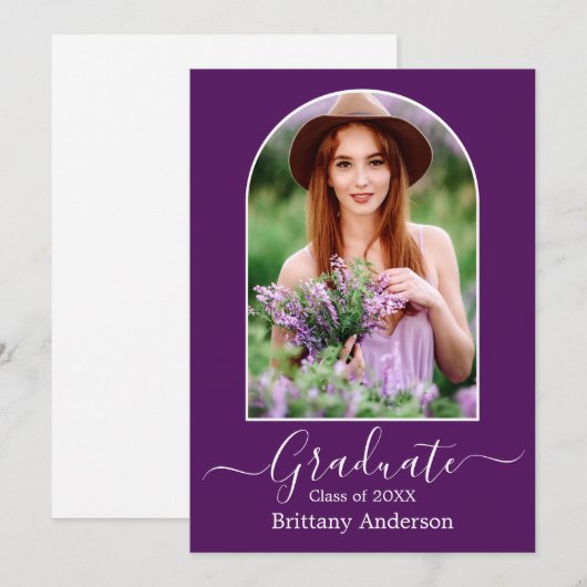 Moderne Arch Calligrafie Foto Paars Afstuderen Aankondiging (Voorkant / Achterkant)