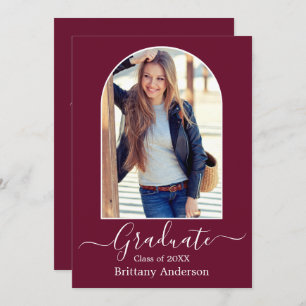 Moderne Arch Calligraphy Burgundy Graduation Party Kaart