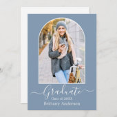 Moderne Arch Calligraphy Dusty Blue Afstuderen Aankondiging (Voorkant / Achterkant)