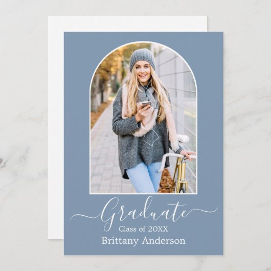 Moderne Arch Calligraphy Dusty Blue Afstuderen Aankondiging (Voorkant / Achterkant)