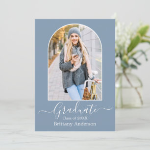 Moderne Arch Calligraphy Dusty Blue Afstuderen Aankondiging
