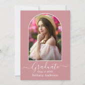 Moderne Arch Calligraphy Dusty Pink Afstuderen Aankondiging (Voorkant)