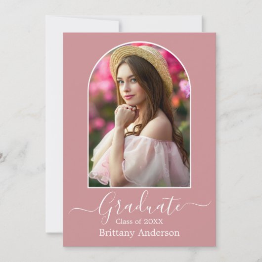 Moderne Arch Calligraphy Dusty Pink Afstuderen Aankondiging (Voorkant)