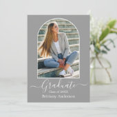 Moderne Arch Calligraphy Gray Graduation Party Kaart (Staand voorkant)