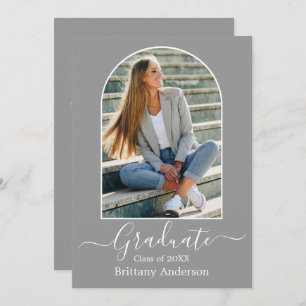Moderne Arch Calligraphy Gray Graduation Party Kaart