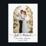 Moderne Arch Calligraphy Heart Foto gewoon gehuwd Briefkaart<br><div class="desc">Modern legant Calligraphy Script Heart Just Married - Arch Photo Lijst Wedding Announcement Briefkaart - Black & White</div>