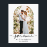 Moderne Arch Calligraphy Heart Foto gewoon gehuwd Briefkaart<br><div class="desc">Modern legant Calligraphy Script Heart Just Married - Arch Photo Lijst Wedding Announcement Briefkaart - Black & White</div>