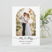 Moderne Arch Calligraphy Heart Mr. en Mrs Wedding Bedankkaart (Staand voorkant)