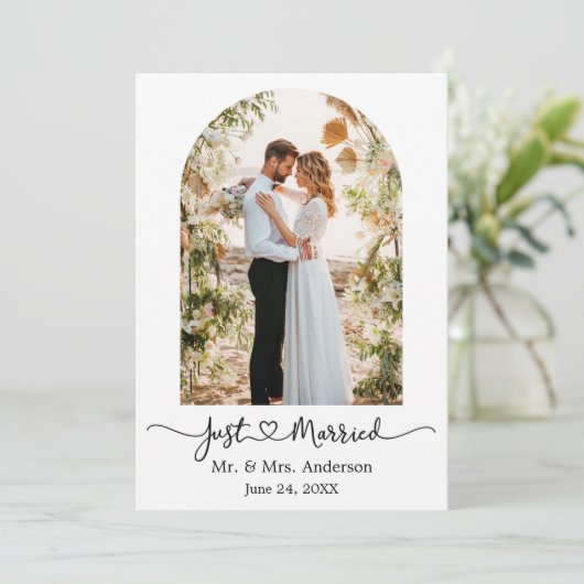 Moderne Arch Calligraphy Heart Photo Wedding Aankondiging (Staand voorkant)