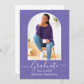 Moderne Arch Calligraphy Periwinkle Afstuderen Aankondiging (Voorkant / Achterkant)