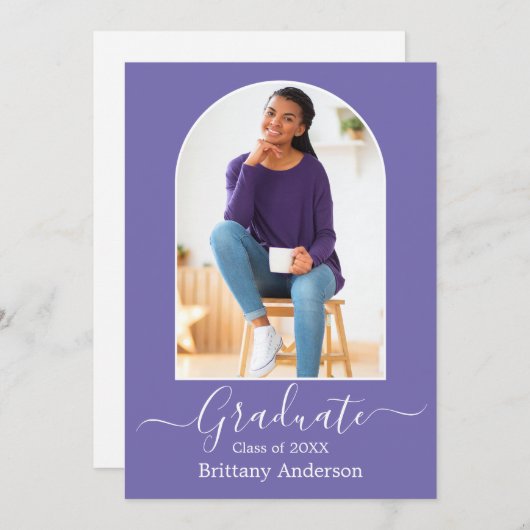 Moderne Arch Calligraphy Periwinkle Afstuderen Aankondiging (Voorkant / Achterkant)
