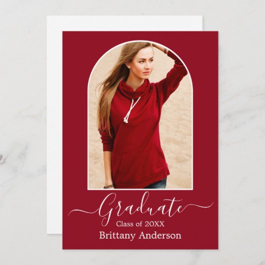 Moderne Arch Calligraphy Photo Red Afstuderen Aankondiging (Voorkant / Achterkant)