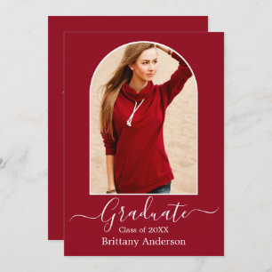 Moderne Arch Calligraphy Red Graduation Party Kaart