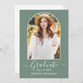 Moderne Arch Calligraphy Sage Green Afstuderen Aankondiging (Voorkant / Achterkant)