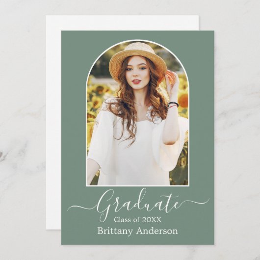 Moderne Arch Calligraphy Sage Green Afstuderen Aankondiging (Voorkant / Achterkant)