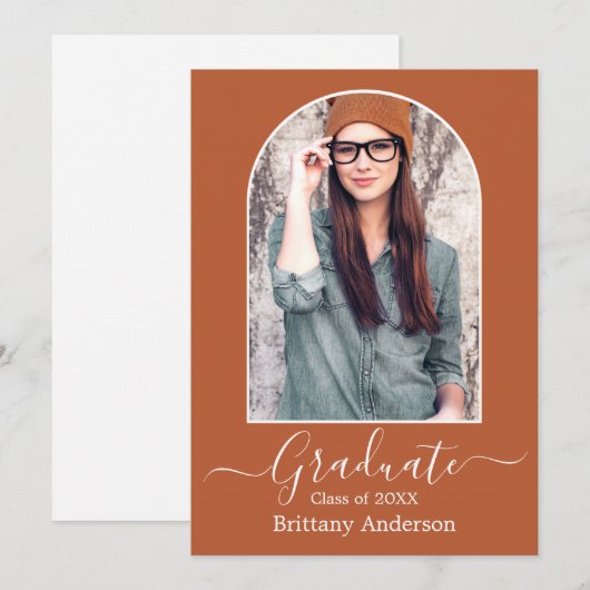 Moderne Arch Calligraphy Terracotta Afstuderen Aankondiging (Voorkant / Achterkant)