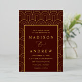 Moderne Arch Deco Burgundy en Gold Wedding Folie Uitnodiging (Staand Voorkant)