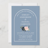 Moderne Arch Dusty Blue Pink Floral Photo Wedding Kaart (Voorkant)