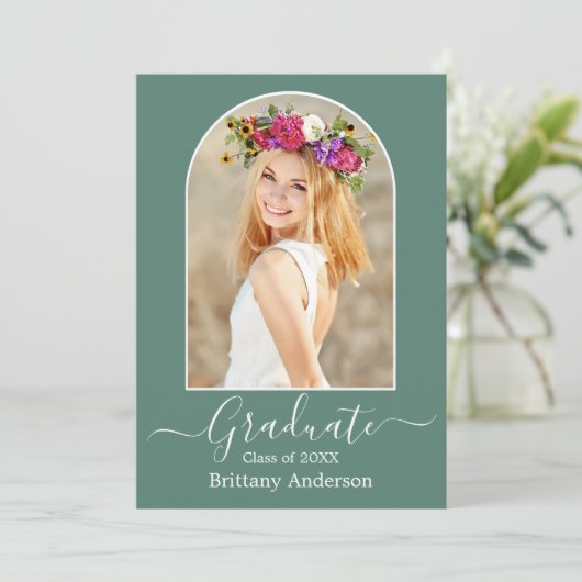 Moderne Arch Eucalyptus Green Graduparty Kaart (Staand voorkant)
