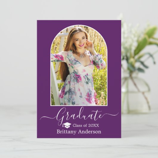 Moderne Arch Pet Calligrafie Paars Afstuderen Aankondiging (Staand voorkant)