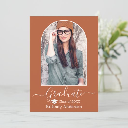 Moderne Arch Pet Calligrafie Terracotta Afstuderen Aankondiging (Staand voorkant)