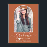 Moderne Arch Pet Calligrafie Terracotta Afstuderen Briefkaart<br><div class="desc">Moderne Arch Photo Lijst - Trendy Calligraphy Script - Photo Afstuderen Announountion Briefkaart - Terracotta - Graduation Cap</div>