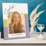 Moderne Arch Photo Paars & Gold Afstuderen Fotoplaat<br><div class="desc">Dit elegante afstuderen tabletop easel plaque is voorzien van een gearchiveerde foto en is voorzien van een licht paars en een faux getextureerde gouden kleur. Het woord "afstuderen"verschijnt in een modern manuscript. Dit is een perfect hoopje voor deze jaren afstuderen.</div>