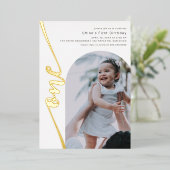 Moderne Arch Photo Vertical Script 1st Birthday Folie Uitnodiging (Staand Voorkant)