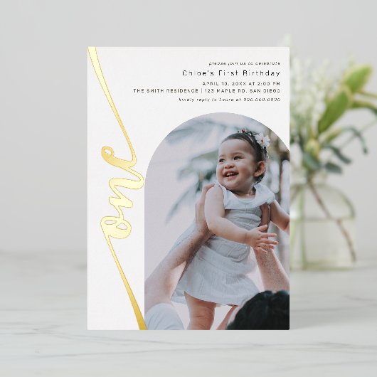 Moderne Arch Photo Vertical Script 1st Birthday Folie Uitnodiging (Staand Voorkant)