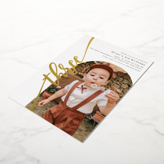 Moderne Arch Photo Vertical Script 3rd Birthday Folie Uitnodiging (Gedraaid)
