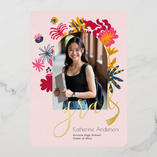 Moderne Arch Roze Bloemen Foto Afstudeerfeest Folie Uitnodiging (Voorkant)