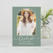 Moderne Arch Sage Green Graduation Party Kaart (Staand voorkant)