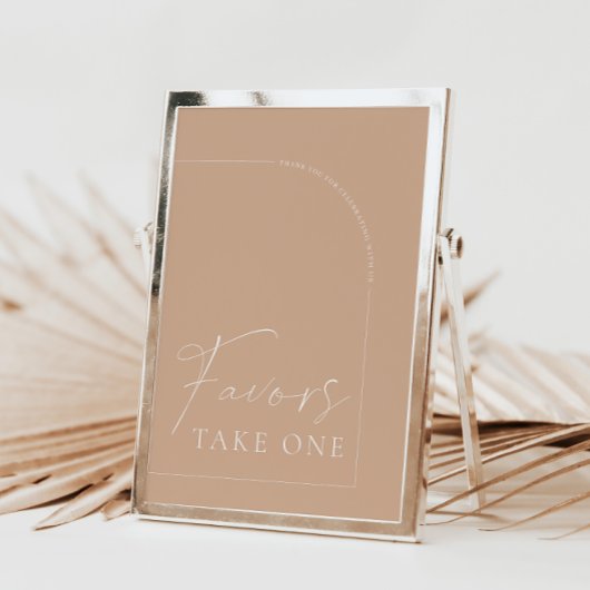 Moderne Arch Tan Calligraphy Favors Wedding Sign Kaart