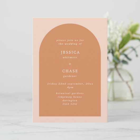 Moderne Arch Terracotta & Blush Editable Wedding Kaart (Staand voorkant)