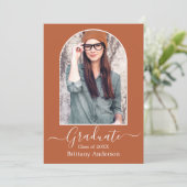 Moderne Arch Terracotta Graduation Party Kaart (Staand voorkant)