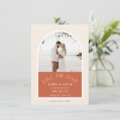 Moderne Arch Terracotta trouwfoto sla de datum op Save The Date (Staand voorkant)