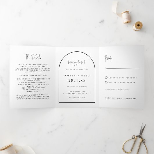 Moderne Arch Tying Knot Black White Wedding Script Drieluik Uitnodiging (Binnen)