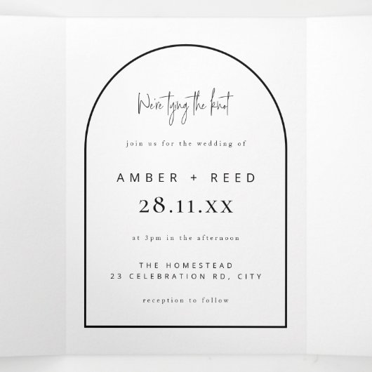 Moderne Arch Tying Knot Black White Wedding Script Drieluik Uitnodiging (Binnenkant midden)