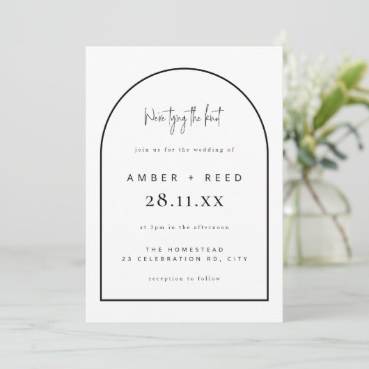 Moderne Arch Tying Knot Wedding Black & White Kaart (Staand voorkant)