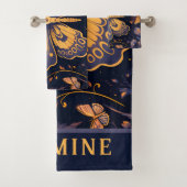 Moderne Art Deco Paarse Blauwe Gouden Vlinder Bad Handdoek (Insitu)
