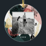 Moderne artistiek | Minimale foto van groene pinge Keramisch Ornament<br><div class="desc">Viel het magische en feestelijke vakantieseizoen met onze aangepaste fotoversieringen op vakantie. Ons moderne en artistieke vakantiemodel is voorzien van een abstracte vetgedrukte tekst met feestnaalden, pinecones en evergroene bomen in vetgedrukte zwarte inkt. Abstracte stalen van kleurrijke verfvormen van roze, bosgroen en maken creëer een kleurrijke artistieke achtergrond. Een grote...</div>