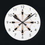 Moderne artistieke gesynchroniseerde zwemmers Gold Ronde Klok<br><div class="desc">Een coole moderne illustratie van gesynchroniseerde vrouwelijke artistieke zwemmers in een zwembad. Kunstmatige zwemmers bieden een ontwerp in trendy minimalistische kleuren. Een cadeautje voor een zwembad. gesynchroniseerde geschenken van het zwembad, gesynchroniseerd geschenk van de zwembad van het team. Artistieke zwemmers team geeft ideeën. Artistieke zwemmen thuis decor, kantoorbenodigdheden en meer,...</div>